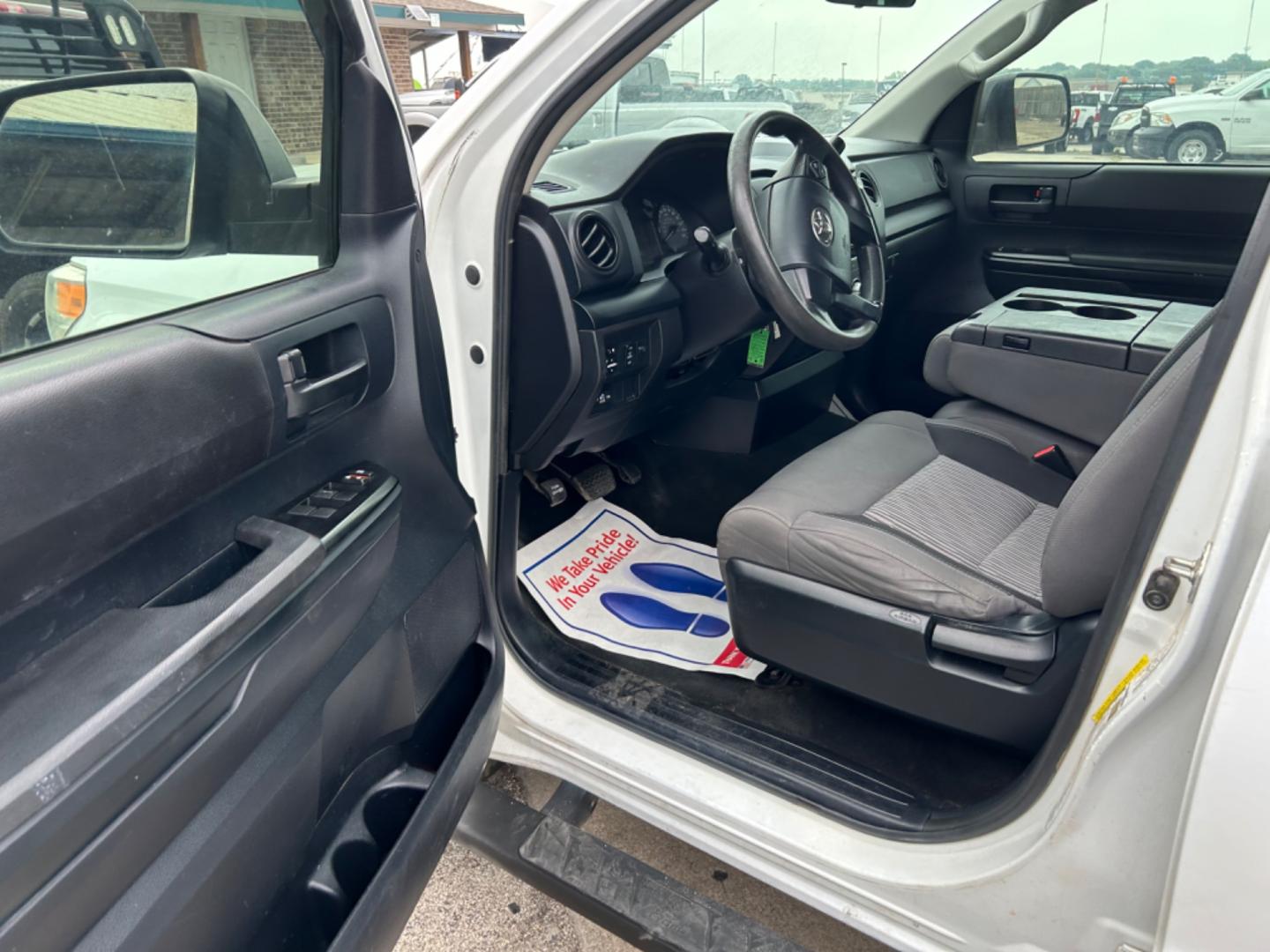 2015 White Toyota Tundra SR5 4.6L V8 Double Cab 2WD (5TFRM5F13FX) with an 4.6L V8 DOHC 32V engine, 6-Speed Automatic transmission, located at 1687 Business 35 S, New Braunfels, TX, 78130, (830) 625-7159, 29.655487, -98.051491 - Photo#10